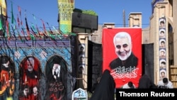 이란 혁명수비대 정예부대 쿠드스군 카셈 솔레이마니 사령관 사망 1주년을 앞두고 이란 도시 곳곳에 기념물이 전시되어 있다.