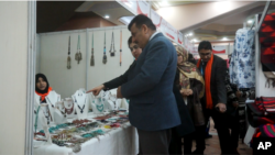 در این نمایشگاه، محصولات وصنایع‌ تولیدی زنان در ۶۰ غرفه به نمایش گذاشته شده بود