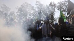 کشاورزان معترض هندی پیکره‌های نخست وزیر و سایر وزرا را آتش زندند. چهارم اسفند.