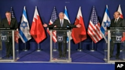 Dari kiri ke kanan: Menteri Luar Negeri AS Mike Pompeo, Perdana Menteri Israel Benjamin Netanyahu, dan Menteri Luar Negeri Bahrain Abdullatif bin Rashid Alzayani, dalam konferensi pers bersama setelah pertemuan di Yerusalem, Rabu, 18 November 2020. (Foto: Menahem Kahana/via AP)