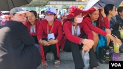 រូបឯកសារ៖ បុគ្គលិក​​ក្រុមហ៊ុន​ ណាហ្គាវើសដ៍ (NagaWorld) ធ្វើ​កូដកម្ម​នៅ​ខាង​មុខ​កាស៊ីណូ​ ណាហ្គា ​វើសដ៍ រាជធានី​ភ្នំពេញ​ ទាមទារ​ឲ្យ​ក្រុម​ហ៊ុន​ដោះ​ស្រាយ​បញ្ហា​រំលោភ​សិទ្ធិ​ការងារ នៅ​ថ្ងៃទី​៩ ខែមករា ឆ្នាំ​២០២០។ (កាន់ វិច្ឆិកា/វីអូអេ)