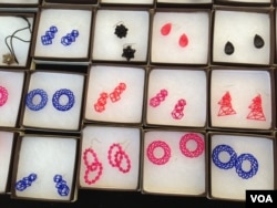A display of three-dimensional “printed jewelry” on display. (VOA/ A. Phillips)