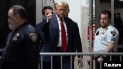 Bivši američki predsednik Donald Tramp prilikom ulaska u sudnicu (Foto: Jeenah Moon/Pool via REUTERS)