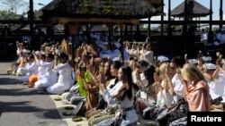 Para kontestan "Miss World 2013" melakukan sembahyang bersama di Pura Besakih di Karangasem, Bali (11/9).