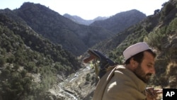 Seorang tentara berpatroli di kawasan pegunungan "White Mountains" dekat Tora Bora, Afghanistan, 18 Desember 2001. (Foto: dok).