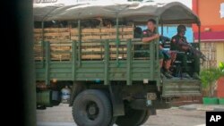 កងទ័ព​មីយ៉ាន់ម៉ា និង​ប៉ូលិស​ល្បាត​ក្នុង​រដ្ឋ Kayah ភាគខាងកើត​ប្រទេស​មីយ៉ាន់ម៉ា នៅ​ថ្ងៃទី២៣ ខែឧសភា ឆ្នាំ២០២១។ ការិយាល័យ​សិទ្ធិមនុស្ស​របស់​អ.ស.ប. បាន​សម្តែង​ការព្រួយ​បារម្ភ​ចំពោះ​ការដាក់​ពង្រាយ​យោធា​នា​ពេល​ថ្មីៗ​នេះ​នៅក្នុង​រដ្ឋ Chin តំបន់ Central Sagaing និង​តំបន់ Magway។