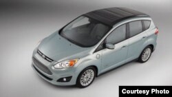 Mobil Ford jenis C-Max, yang memiliki kesalahan piranti lunak sehingga kantong udara tidak berfungsi jika mobil terguling.