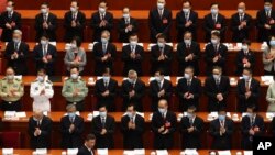 중국 전국인민대표대회 21일 베이징 인민대회당에서 개막한 가운데 시진핑 국가주석이 전인대 대표단의 기립박수를 받으며 입장하고 있다. 