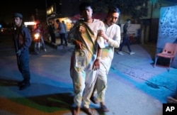 Seorang anak yang terluka ditahan di luar rumah sakit setelah serangan mematikan di Kabul, Afghanistan, 5 September 2018.