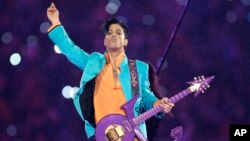 Prince tampil dalam paruh waktu pertandingan Super Bowl XLI di Miami, 4 Februari 2007.