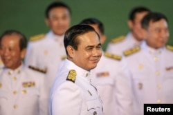 Thailand's Prime Minister Prayuth Chan-ocha and his cabinet complete a photo session after meeting with King Bhumibol Adulyadej in Bangkok September 4, 2014.