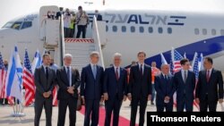 미국과 이스라엘 대표단이 31일 이스라엘-아랍에미리트(UAE) 평화협약을 마무리하기 위해 텔아비브 벤구리온 국제공항에서 아부다비 행 비행기에 탑승하기 전 사진촬영을 했다. 