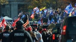 The motorcade of US President Donald Trump drives past supporters holding a rally in Washington, DC, on November 14, 2020. - Supporters are backing Trump's claim that the November 3 election was fraudulent. (Photo by MANDEL NGAN / AFP)