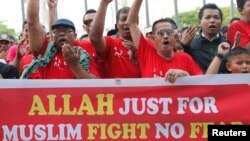 Pada demonstran Muslim meneriakkan slogan-slogan di luar pengadilan banding Malaysia di di Putrajaya, di luar Kuala Lumpur, Oktober 2013. (Foto: Dok)