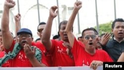 Warga Muslim berunjuk rasa dan membentangkan spanduk bertuliskan protes atas penggunaan kata "Allah" untuk menyebut Tuhan oleh sebuah surat kabar Kristen di depan pengadilan Putrajaya, di luar kora Kuala Lumpur, Malaysia Kuala Lumpur (14/10).