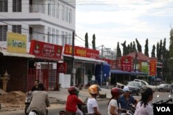 ហាង​រកស៊ី​នៅ​ខេត្តព្រះសីហនុ ត្រូវ​បាន​ដាក់​ឈ្មោះ​ជាភាសាចិន សម្រាប់ភ្ញៀវទេស​ចរចិនដែលមានការ​កើន​ឡើង​យ៉ាងគំហុក។ (ស៊ុន ណារិន/VOA)