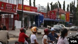 ហាង​រកស៊ី​នៅ​ខេត្តព្រះសីហនុ ត្រូវ​បាន​ដាក់​ឈ្មោះ​ជាភាសាចិន សម្រាប់ភ្ញៀវទេស​ចរចិនដែលមានការ​កើន​ឡើង​យ៉ាងគំហុក (ស៊ុន ណារិន/VOA)