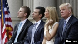 دونالد ترمپ با یک دختر و دو پسرش