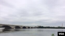 The Memorial Bridge, an iconic link between D.C. and Virginia, overlooks the Lincoln Memorial and Washington monument, Aug. 9, 2016. (E. Sarai/VOA)