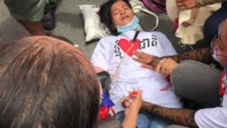 កញ្ញា ហូ សារ៉េត​ វ័យ២៤​ឆ្នាំ​ ដែល​ដួល​ស្ទើរ​តែសន្លប់បាត់​ស្មារតី​ ដោយសារ​ការប៉ះទង្គិច​រវាង​ក្រុម​អ្នកតវ៉ា និង​កងសន្តិសុខ​ខណ្ឌបឹងកេងកង​ ក្នុង​ទីក្រុង​ភ្នំពេញ​ នៅ​ថ្ងៃ​ទី​១២ ខែសីហា​ ឆ្នាំ​២០២០។ (ហ៊ុល រស្មី/វីអូអេ)