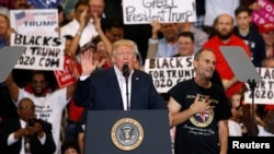 Le président Donald Trump, lors d'un meeting de promotion de son programme de gouvernement, à Melbourne, Floride (18 fév. 2017)