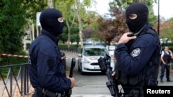 La police française sécurise une rue après une attaque au couteau à Trappes, près de Paris, selon les autorités françaises, France, 23 août 2018. REUTERS / Philippe Wojazer