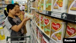 Seorang ibu berbelanja keperluan sehari-hari di sipermarket kota Hefei, Anhui, China (foto; ilustrasi).