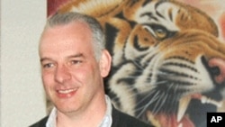 Neil Heywood, di sebuah galeri seni di Beijing (Foto: dok). Pakar forensik Tiongkok mengatakan tidak ada bukti yang menyatakan bahwa kematian Heywood diakibatkan keracunan sianida, seperti keterangan resmi Beijing yang telah diberitakan selama ini.