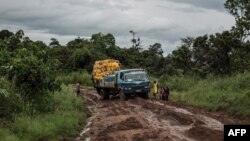 Un camion chargé de jerrycans de carburant en difficulté sur une route boueuse près de Fizi, Sud-Kivu, 24 mars 2015.
