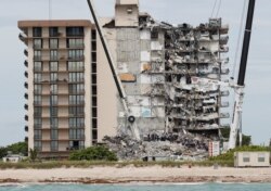 12 منزلہ ریائشی عمارت کا نصف حصہ اچانک زمین بوس گیا جس سے 160 کے لگ بھگ افراد ملبے میں دب گئے۔