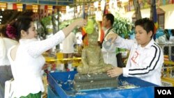 ពុទ្ធ​បរិស័ទ​កំពុង​ស្រង់​ព្រះ​នៅក្នុង​វត្ត​មួយ​កណ្តាល​រាជធានី​ភ្នំពេញ​កាលពី​ព្រឹក​ថ្ងៃសៅរ៍​ ទី​១៦ ខែ កញ្ញា​​ ឆ្នាំ២០១៧។​(ទុំ ម្លិះ/VOA)