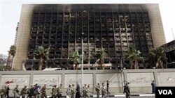 Gedung kantor partai Nasional Demkrat pimpinan Mubarak dibakar oleh demonstran di Kairo (foto: 15 Februari 2011).