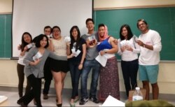 Niniek Lunde dan mahasiswa ketika sedang bermain peran dalam kelas Bahasa Indonesia di UC Berkeley. (Foto: Dokumentasi Pribadi)