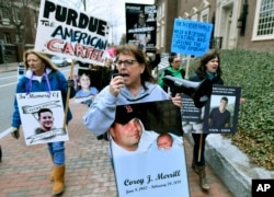 والدین افرادی که در دام اعتیاد داروهای مسکن گرفتار شدند از موزه های بزرگی که نام سکلر را دارند می خواهند تا این نام را حذف کنند