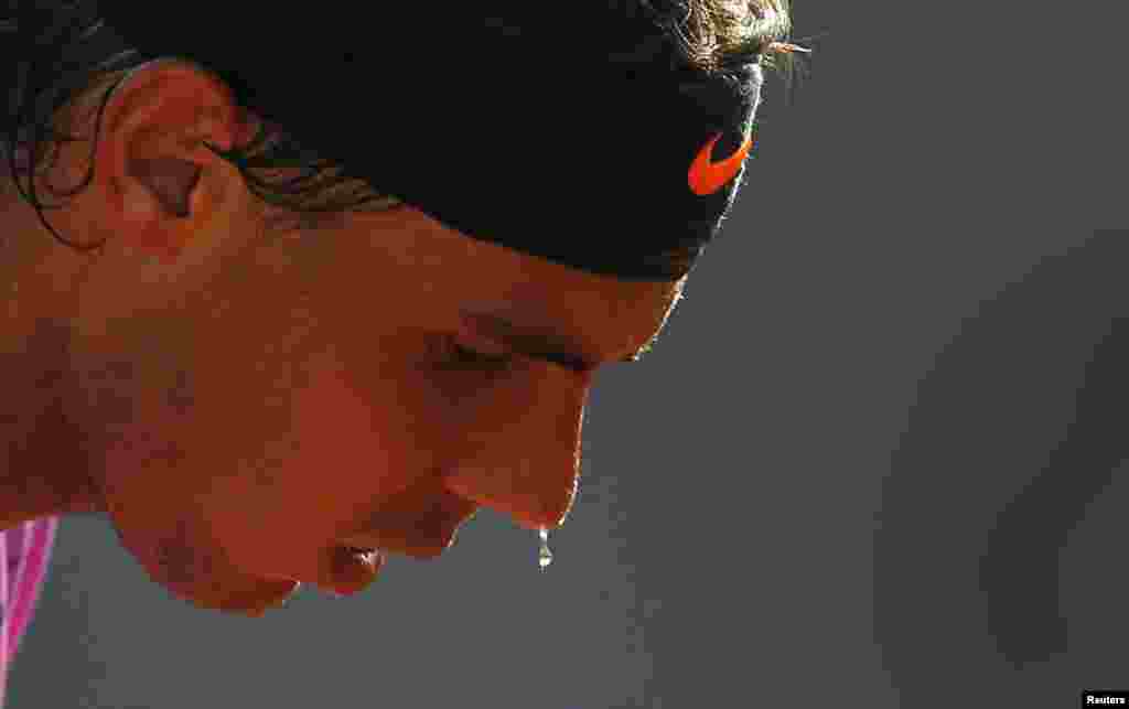 Rafael Nadal di tengah-tengah pertandingan melawan rekan senegaranya dari Spanyol, Daniel Gimeno-Traver, selama pertandingan tunggal putra pada turnamen tenis Chili Terbuka di Vina del Mar kota, Chili.