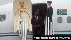 Le président sud-africain Cyril Ramaphosa arrive à l'aéroport de Cornwall Newquay pour le sommet du G7 à Carbis Bay, Cornwall, Grande-Bretagne, le 11 juin 2021.