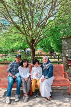 Sari Alamsjah dan keluarga. (Foto: Dok Pribadi)