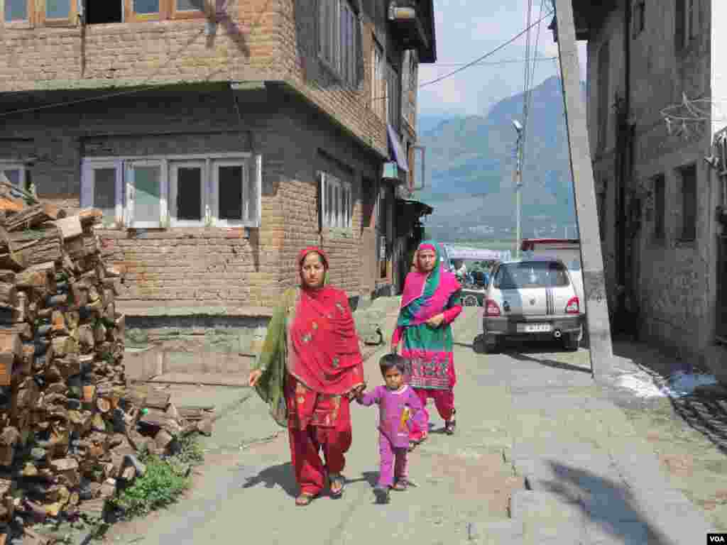 Women walk near Dal Lake. (Aru Pande/VOA) 