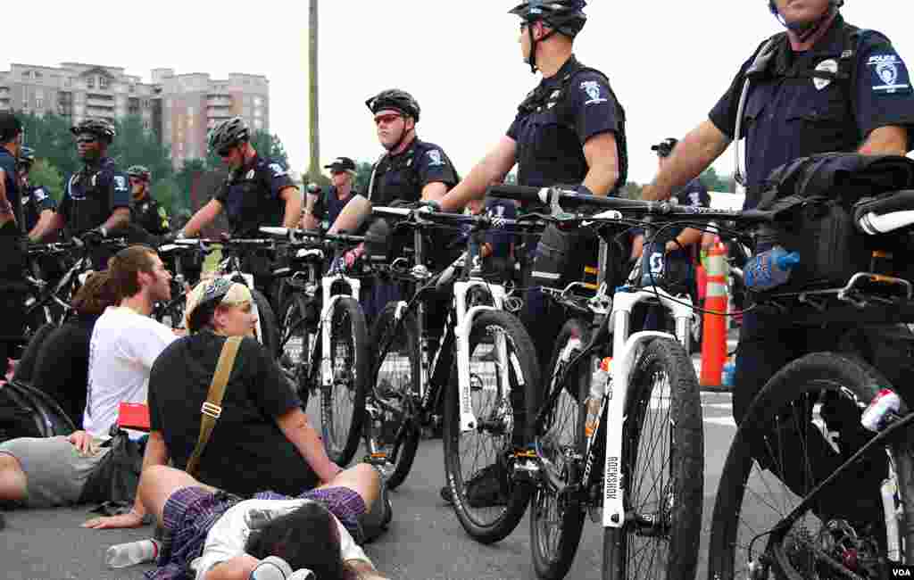 Protesters block an intersection near the Democratic National Convention in Charlotte, North Carolina for several hours while surrounded by police who allow the demonstration to continue, September 4, 2012. (J. Featherly/VOA)