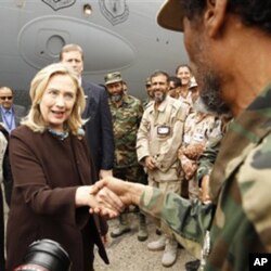 Sakatariyar harakokin wajen Amurka Hillary Clinton ta na ganawa da sojojin Libiya daga saukar ta daga jirgin saman da ya kai ta birnin Tripoli ranar Talata 18 ga watan Oktoba