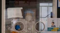 Seorang nekes mengenakan APD di tengah panas terik, menyemprotkan disinfektan di lokasi tes COVID-19 di Seoul, Korea Selatan, Rabu, 7 Juli 2021.(AP)