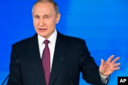 Arhiva - Ruski predsednik Vladimir Putin govori tokom godišnjeg obraćanja povodom stanja nacije u Manezu u Moskvi, Rusija, 1. mart 2018.