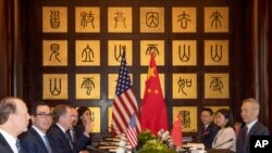 지난 7월 31일 중국 상하이에서 스티븐 므누신 재무장관과 로버트 라이트하이저 미 무역대표부(USTR) 대표가 이끄는 미국 대표단이 중국 측과 실무협상을 하고 있다.