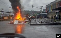 Aksi protes dengan membakar ban untuk memblokir jalan di Manokwari, Papua, Senin, 19 Agustus 2019.
