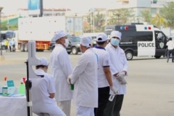 ទិដ្ឋភាព​កម្ពុជា​ត្រៀម​ទទួល​វ៉ាក់សាំង​បង្ការ​ជំងឺ​កូវីដ​១៩​ SARs-CoV-2 Vaccine (Sinopharm) មកពីប្រទេស​ចិន​ នៅ​អាកាស​យាន​ដ្ឋាន​អន្តរជាតិ​ភ្នំពេញ​ ថ្ងៃទី៧​ ខែ​កុម្ភៈ​ ឆ្នាំ​២០២១​។ (ហ៊ាន សុជាតា/វីអូអេ)