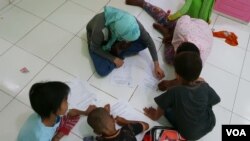ADHA di Solo belajar dengan mantan guru mereka di Rumah yayasan lentera, Sabtu pagi (16/2) (Yudha/VOA).