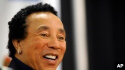 Smokey Robinson talks to the media at the Rock & Roll Hall of Fame concert in New York, Oct. 29, 2009.