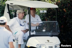 Presiden Donald Trump tiba dengan menggunakan mobil golf. Trump menjadi tuan rumah untuk anggota Penjaga Pantai AS yang dia undang untuk bermain golf di Trump International Golf Club di West Palm Beach, Florida, 29 Desember 2017