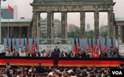 1987年美国总统里根在西柏林发表演说，要求戈尔巴乔夫推倒柏林墙