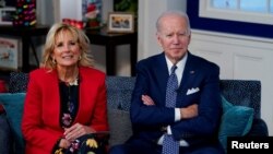 ARHIVA - Predsednik Bajden i prva dama Džil Bajden u Vašingtonu 24. decembra 2021. (Foto: Reuters/Elizabeth Frantz)